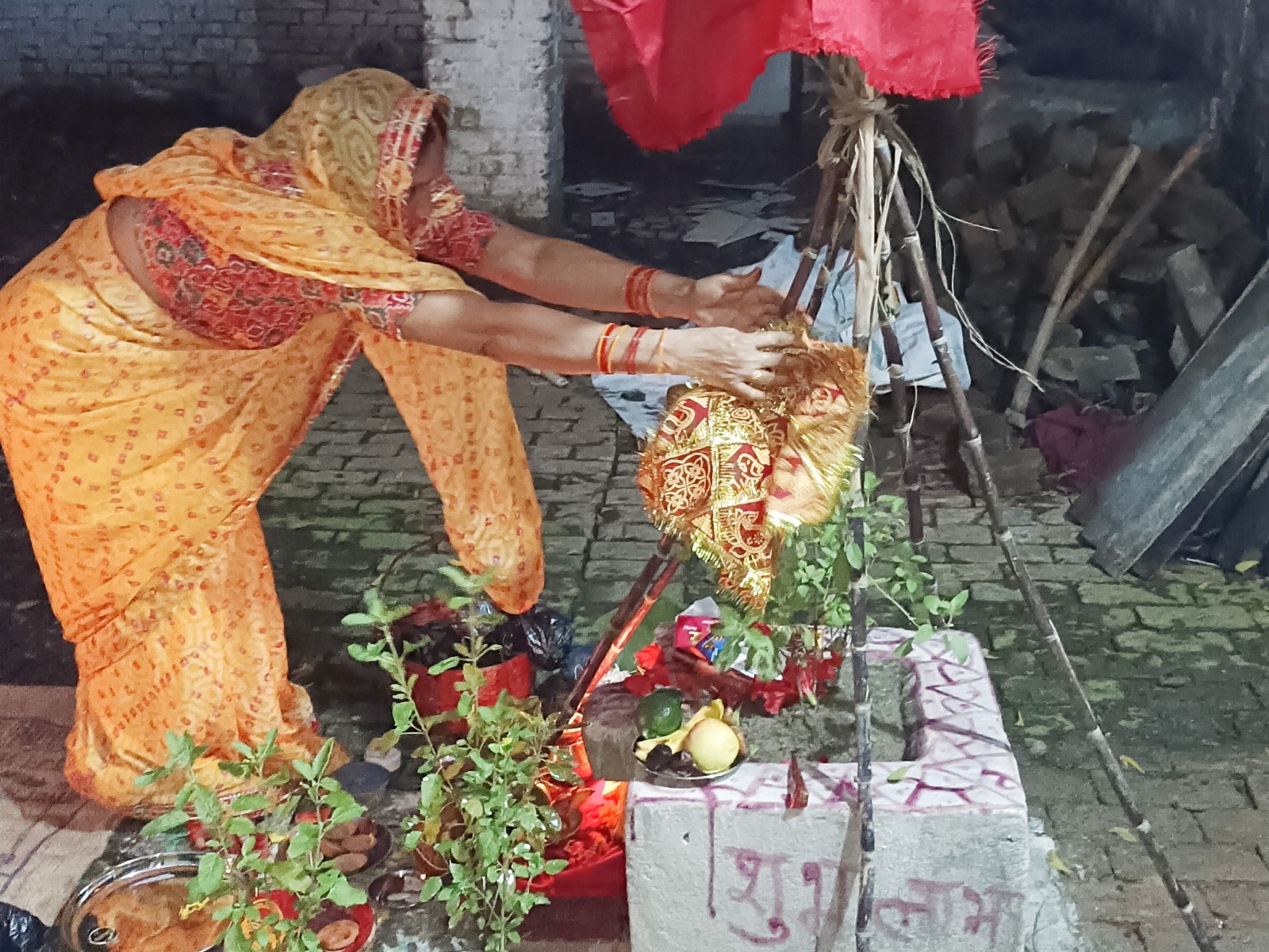 ForwardPressWeb's tweet card. मिथक, सत्ता और समाज के संबंधों को परिभाषित और स्थापित करते हैं। इस दृष्टिकोण से विचार करें तो दलित बहुजन समाज में विष्णु पूजा व्रत और तुलसी विवाह का बढ़ता चलन बलात्कार और बलत्कृता के वैवाहिक संबंधों...