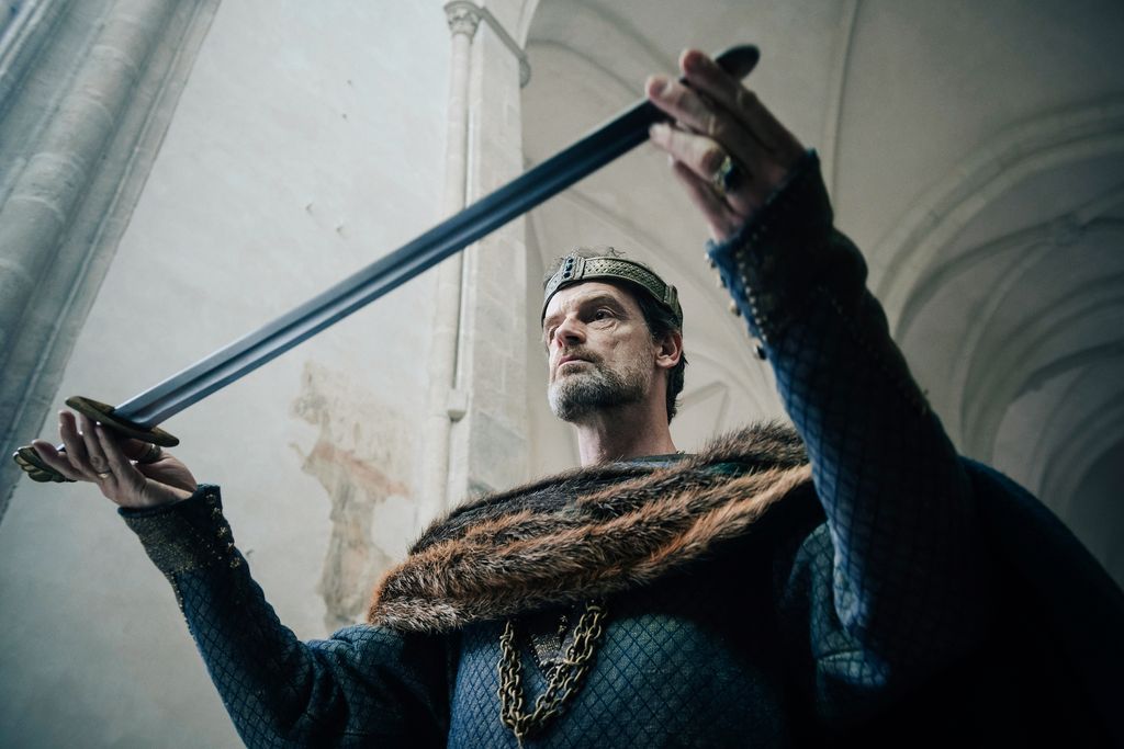 ElPeriodista's tweet card. El próximo 14 de diciembre, Universal+ estrenará en exclusiva para Latinoamérica “War of the Kingdoms”, una miniserie que promete marcar un antes y un después en la televisión europea. La ambiciosa...