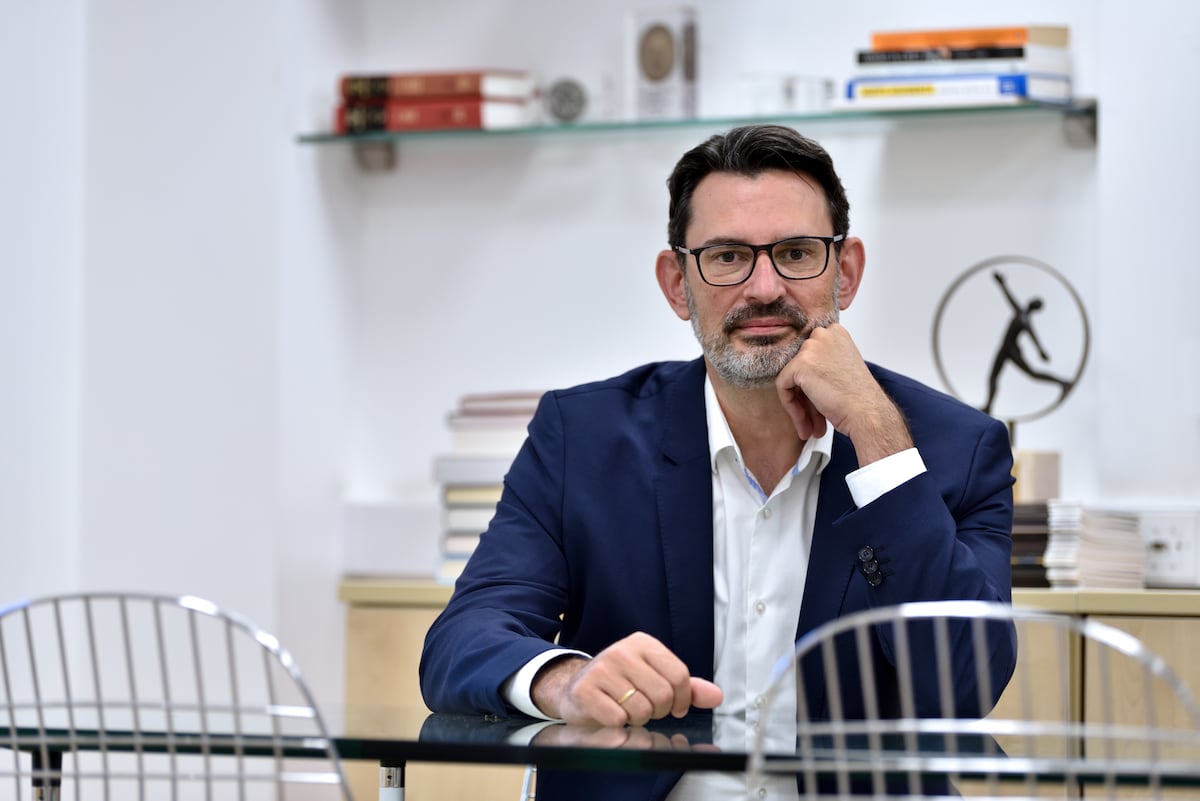 manuelansede's tweet card. El investigador español ha iluminado el funcionamiento del cerebro humano e ingresará por ello en la prestigiosa Royal Society del Reino Unido, a la que pertenecieron Darwin y Einstein