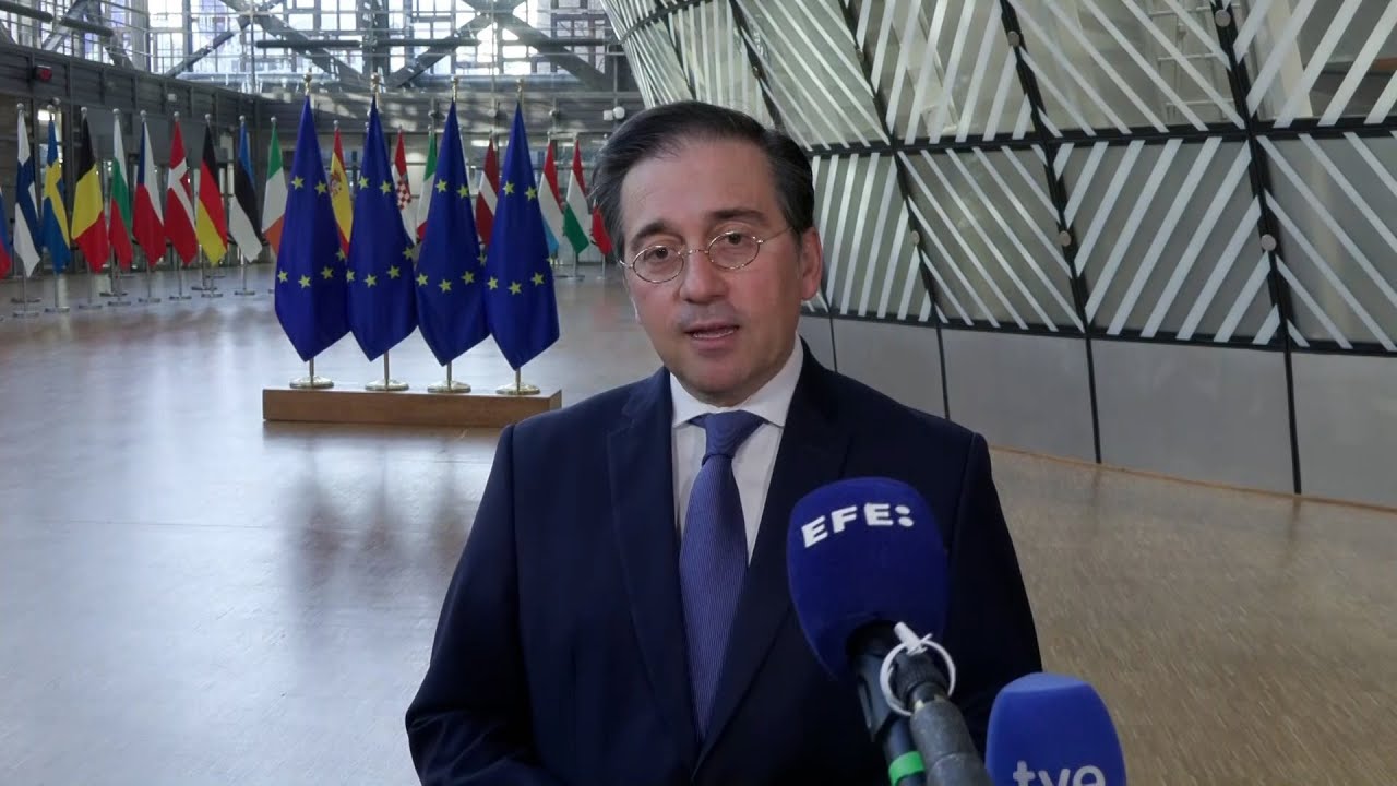 perezreverte's tweet card. Albares propondrá enviar a la Guardia Civil al paso de Rafah (Gaza)