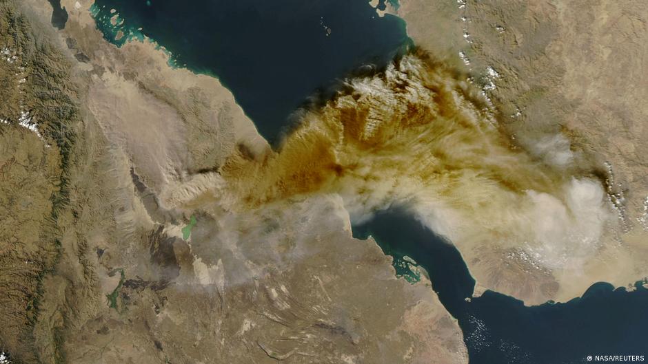 dw_espanol's tweet card. Un volcán dormido desde el fin de la última glaciación despertó en el noreste de Etiopía. Las columnas de ceniza alcanzaron altitudes extraordinarias y viajaron miles de kilómetros.