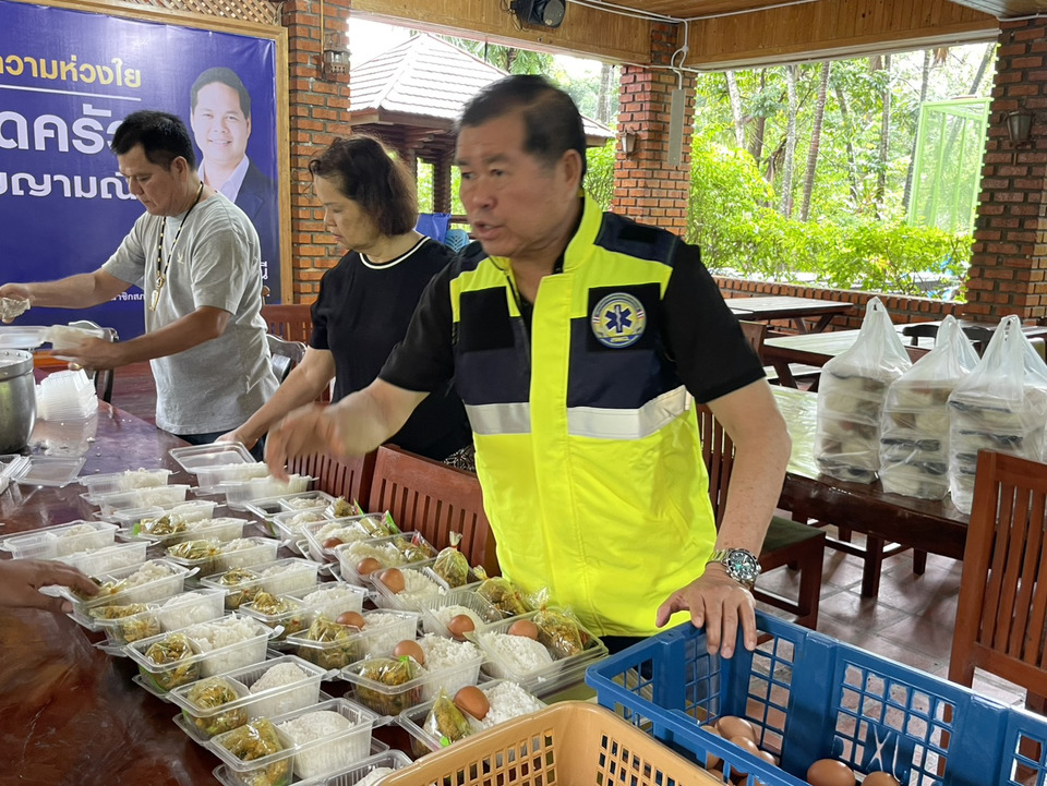 man_Tcnn's tweet card. "นิพนธ์–สรรเพชญ" จัดโรงครัว “บุญญามณี” ส่งมอบอาหารช่วยผู้ประสบภัยน้ำท่วม ต่อเนื่องเป็นวันที่ 2