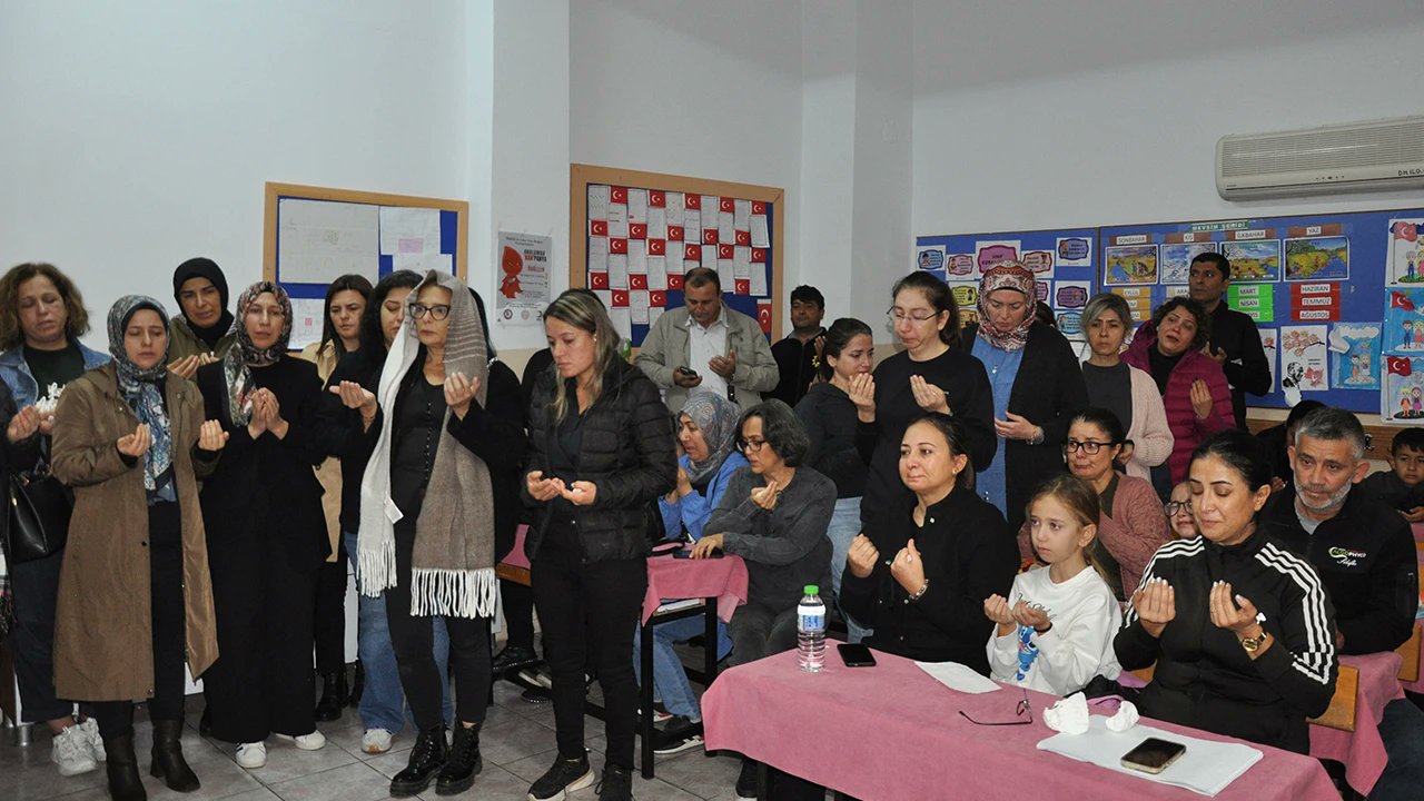 GazetecinTr's tweet card. Mersin'in Silifke ilçesinde dün velilerle buluşacağı Öğretmenler Günü kutlamasına giderken motosikletin çarpması sonucu hayatını kaybeden öğretmen Gülşen Tınas'ın görev yaptığı ilkokuldaki masasına...