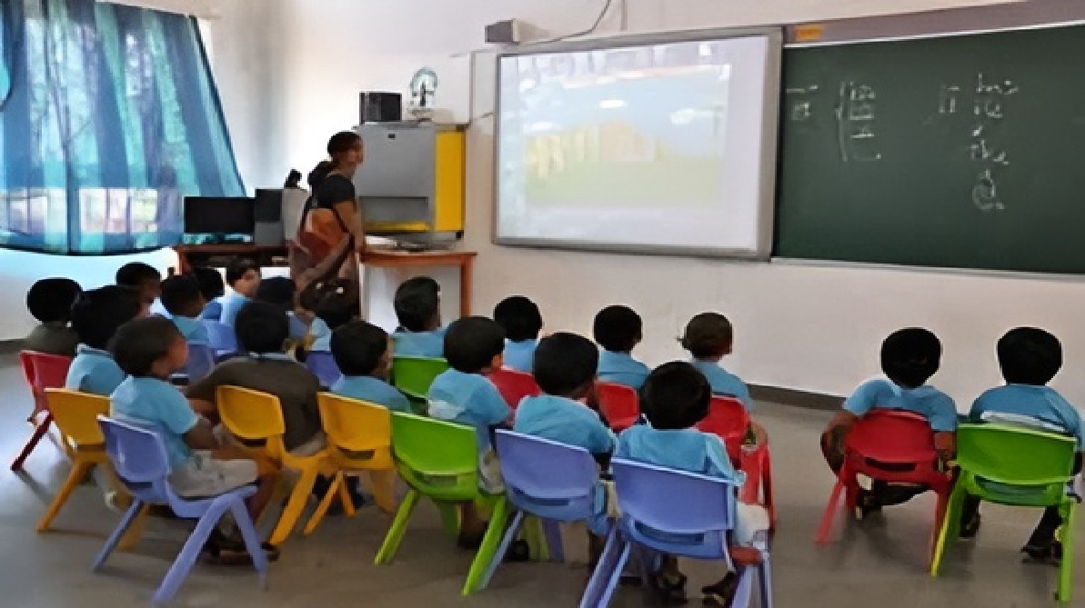 SANTOSHMISHRA75's tweet card. प्रदेश के 13 हजार से अधिक माध्यमिक और हाई स्कूलों में अब स्मार्ट क्लास (Smart Classroom India) और कम्प्यूटर लैब की सुविधा उपलब्ध कराई