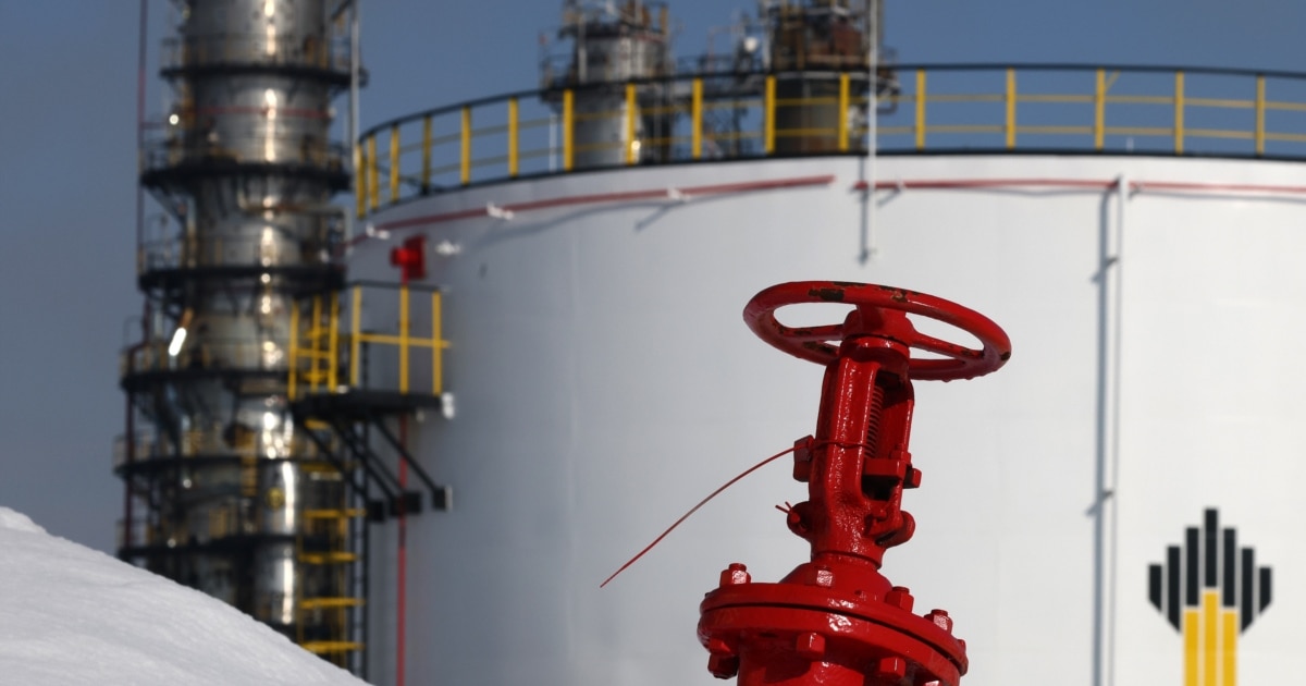 CurrentTimeTv's tweet card. Генштаб ВСУ заявил об ударе по нефтяному терминалу "Шесхарис" в Новороссийске и нефтеперерабатывающему заводу "Туапсинский" в Туапсе в Краснодарском крае. По предварительной информации, в Новоросси...