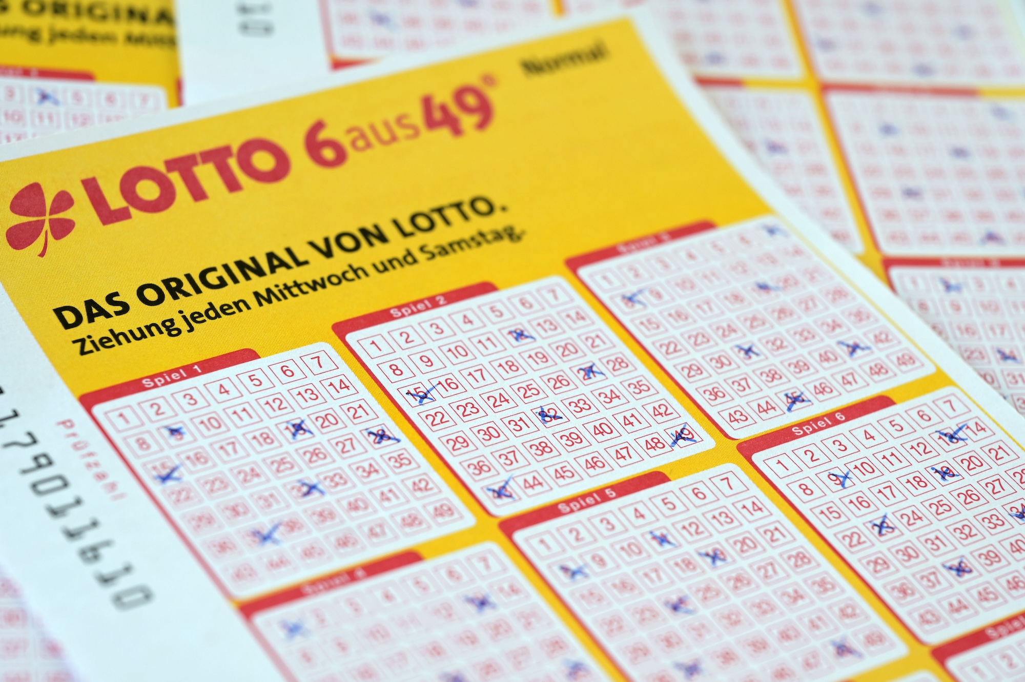 ISACASINOS's tweet card. Oberbayer kontrolliert Spielquittung „zehnmal“ – und realisiert dann: sechs Richtige! Sein Gewinn von über 1,1 Mio. € sorgt nun für neue Gelassenheit im Alltag.