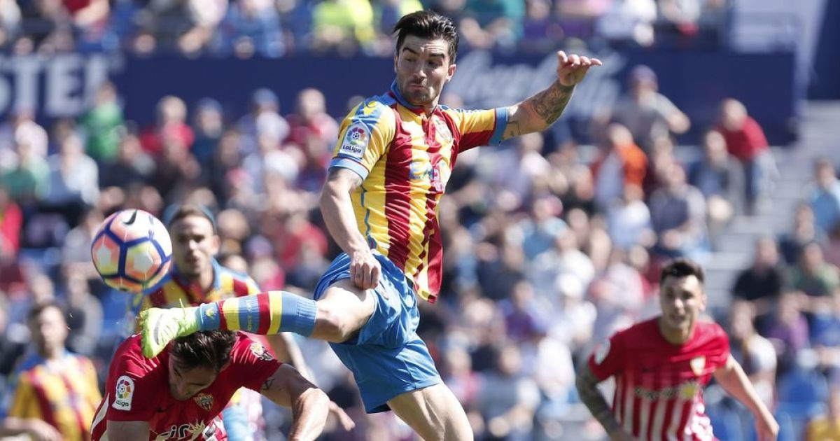 dxt_campeon's tweet card. El futbolista coruñés, ahora en las filas del Al-Fayha de Arabia Saudí, confiesa que sueña con cerrar su ciclo vistiendo la camiseta blanquiazul