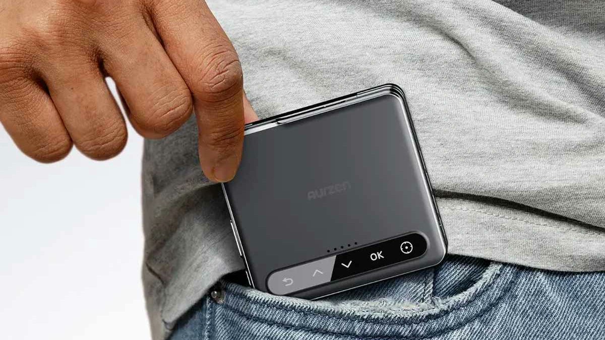 Geekpediapl's tweet card. Jeśli kiedykolwiek marzyłeś o oglądaniu horrorów w środku lasu, to AURZEN przychodzi z pomocą. Dzięki ich rozwiązaniu możesz to zrobić bez noszenia kilogramów sprzętu. Aurzen ZIP Tri-Fold Mini HD to...