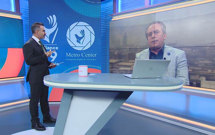 BasharAzeez2's tweet card. رەحمان غەریب، رێکخەری سەنتەری میترۆ بە رووداوی راگەیاند: 'لە هەرێمی کوردستان وەک پێویست زانیاری نادرێتە رۆژنامەنووسان و تەنانەت هەندێک وەزارەت لیستی رەشیان بۆ رۆژنامەنووسان هەیە'.