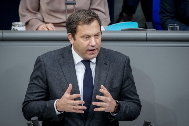 NicolaCrow2's tweet card. 600 Milliarden Euro gibt der Bund nächstes Jahr aus. Fast ein Drittel davon sind Schulden. Das Geld fließt in Bäume, NGOs und Schwimmbäder. Doch Lars Klingbeil spart auch – an denen, die seine Bücher...