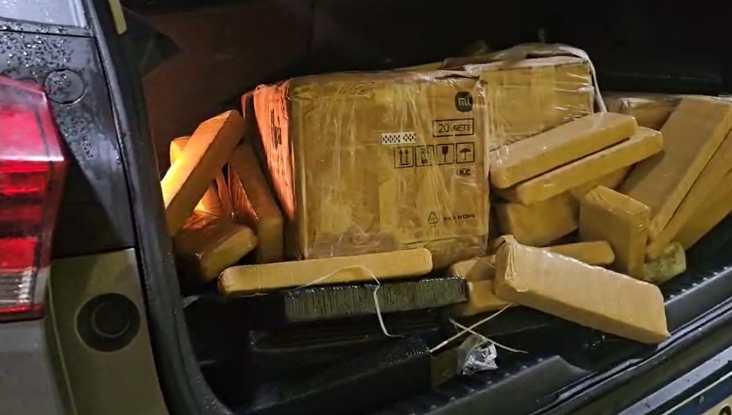 SOSESTRADAS's tweet card. Policiais rodoviários federais perseguiram o veículo, em Joinville, na noite dessa segunda-feira (24) Um menor foi perseguido por policiais rodoviários