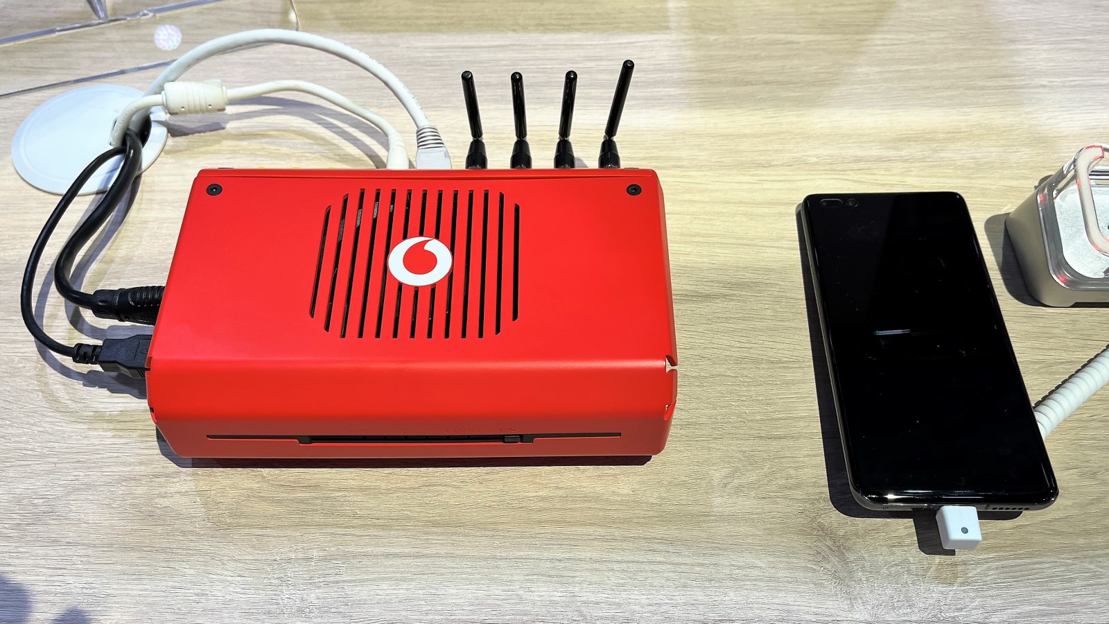 nikkeibpITpro's tweet card. 　英Vodafone Groupは2023年3月2日まで開催中の「MWC Barcelona 2023」で、手のひらサイズのコンピューター「Raspberry Pi」を搭載した5G基地局の試作品を披露した。オープン仕様に基づく「Open RAN」に対応している。