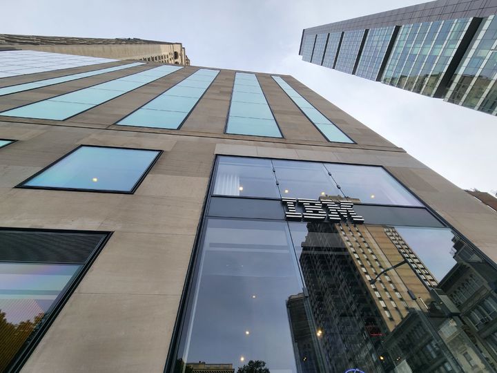 newsis's tweet card. [뉴욕=뉴시스]유희석 기자 = 지난 7일(현지시각) 오전, 미국 뉴욕 맨해튼 중심부에 위치한 IBM 원매디슨애비뉴 사옥을 찾았다. 이곳에는 IBM이 데이터 분석 전문 인공지능(AI) 스타트업 시크AI(Seek.AI)를 인수해 만든 인공지능 혁신 연구개발 허브 'IBM 왓슨엑스 AI랩'이 입점해 있다.지난 6월 문을 연 이 AI랩은 기업, 스타트업, 대학,...