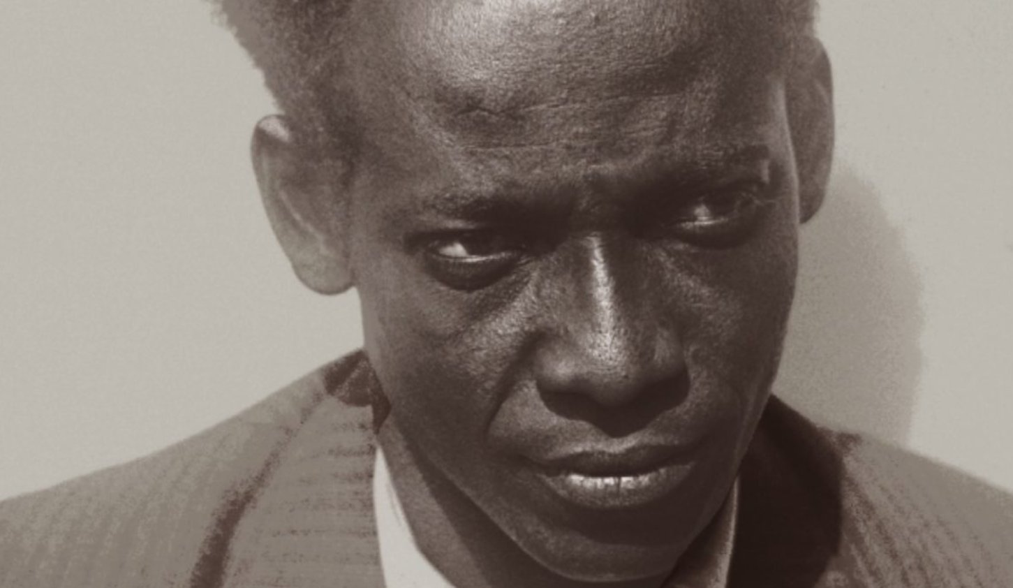 deKanttekening's tweet card. Vandaag, 25 november, viert Suriname zijn vijftigste verjaardag als onafhankelijke staat. Ter gelegenheid van dit jubileum stelt de gemeente Amsterdam opnieuw gratis exemplaren van Wij slaven van...