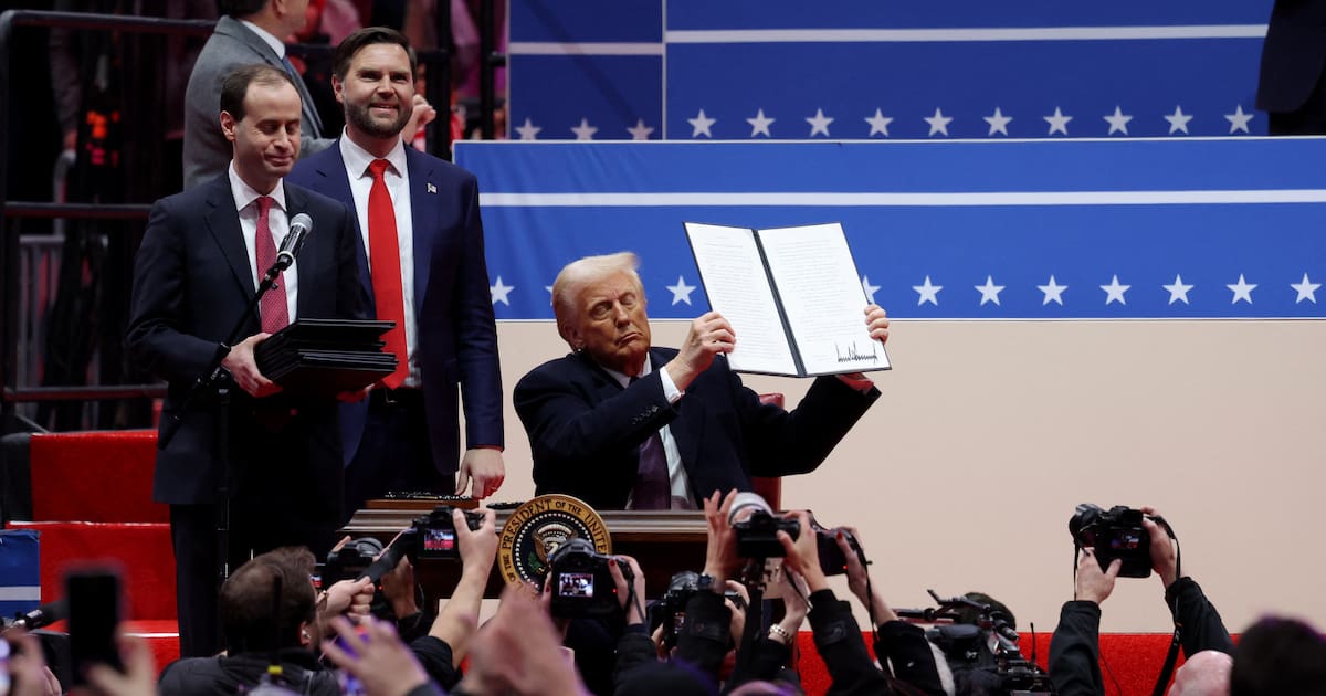 libe's tweet card. «CheckNews» s’est penché en détail sur le contenu des dizaines de décrets signés par le nouveau locataire de la Maison Blanche au premier jour de sa seconde présidence.