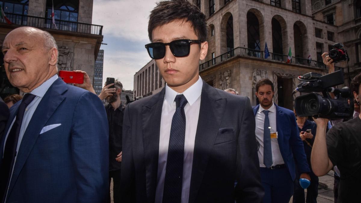 footmercato's tweet card. Plongée dans les ténèbres de l’Inter Milan. Au lendemain d’une défaite cuisante face au PSG et alors que Simone Inzaghi s’apprête à quitter le ba (...) - Footmercato