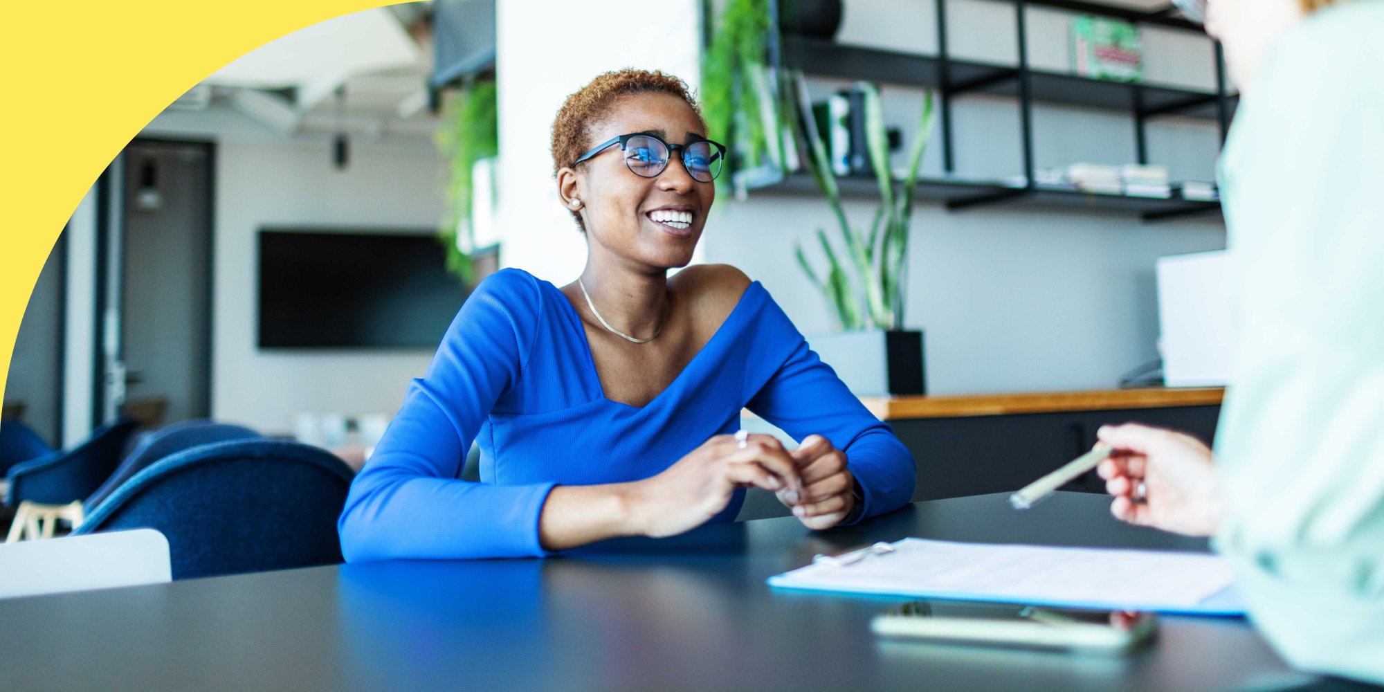 fishRecruit's tweet card. Want to make a great first impression in your job interview? Mastering small talk can help! Here’s how to start conversations that build rapport and set the right tone.