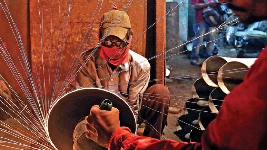 IndiaTodayHINDI's tweet card. सरकार ने श्रम क्षेत्र में अब तक के सबसे बड़े सुधार के तहत वेतन, औद्योगिक संबंध, सामाजिक सुरक्षा और पेशागत सुरक्षा एवं स्वास्थ्य पर चार श्रम संहिताएं बनाई हैं