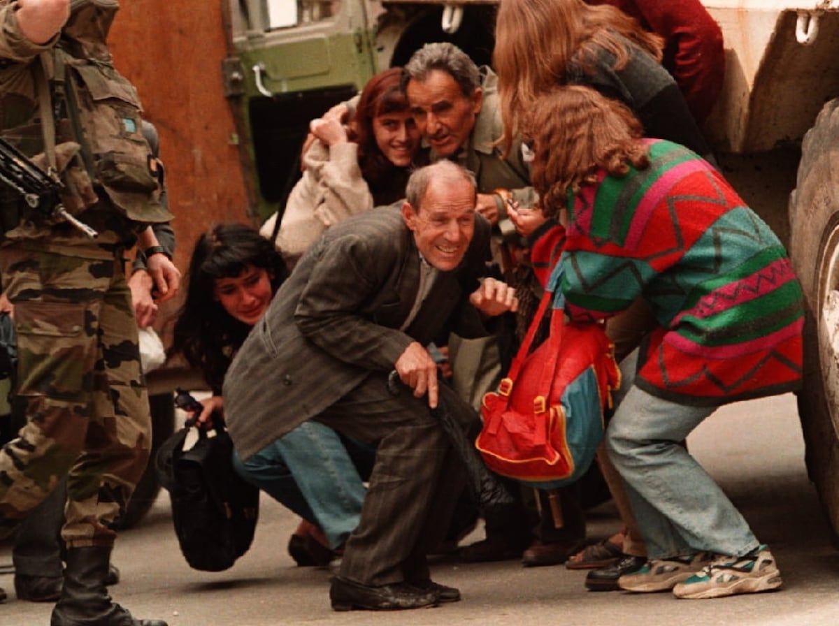 el_pais's tweet card. Una denuncia de un escritor apunta a italianos fanáticos de las armas y de extrema derecha que iban a Bosnia para ser francotiradores de fin de semana