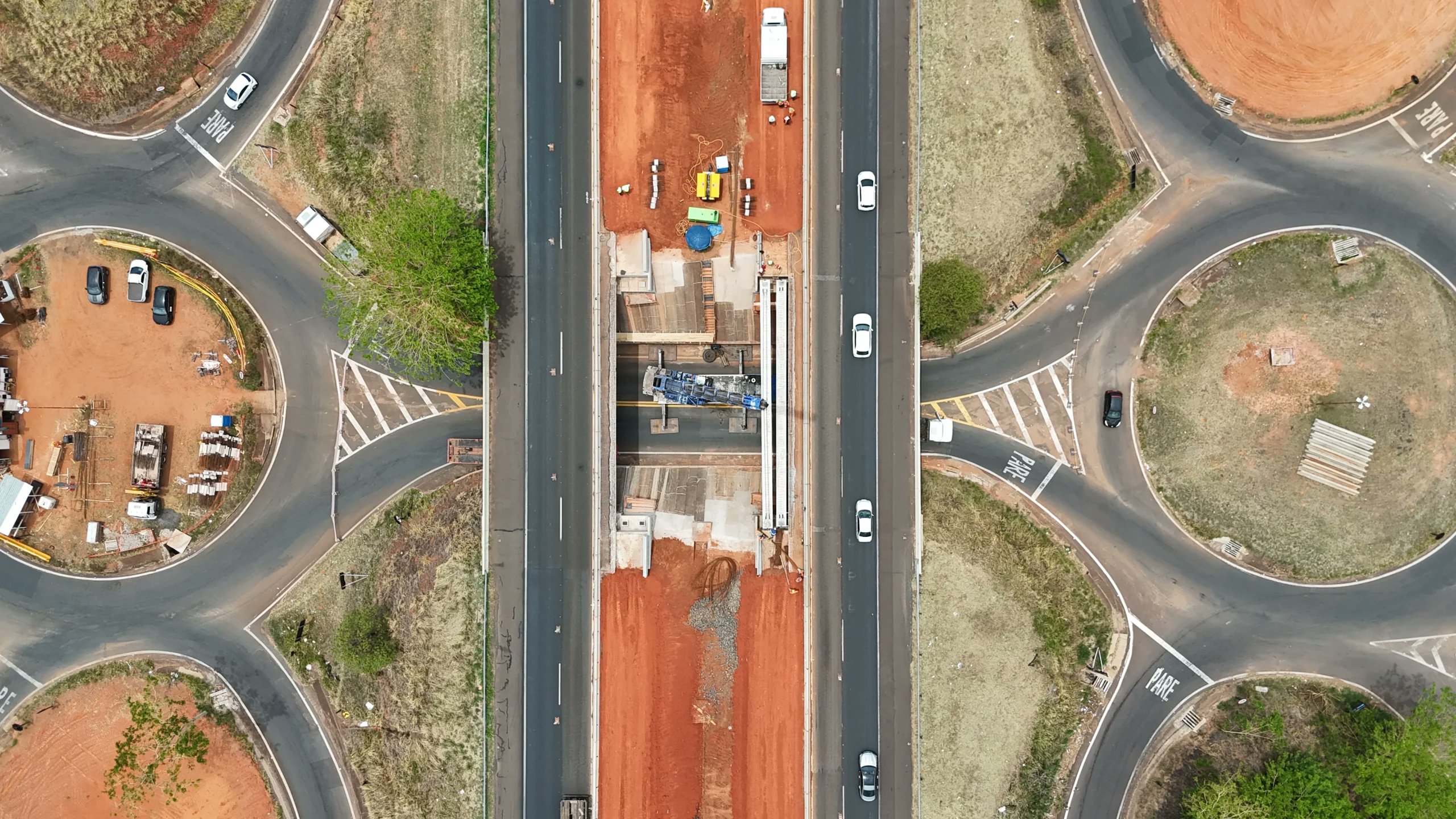 SOSESTRADAS's tweet card. Medida é necessária às obras de concretagem na Obra de Arte Especial (OAE), altura do km 449 Nesta quarta-feira (26), o tráfego sob o viaduto no km 449 da