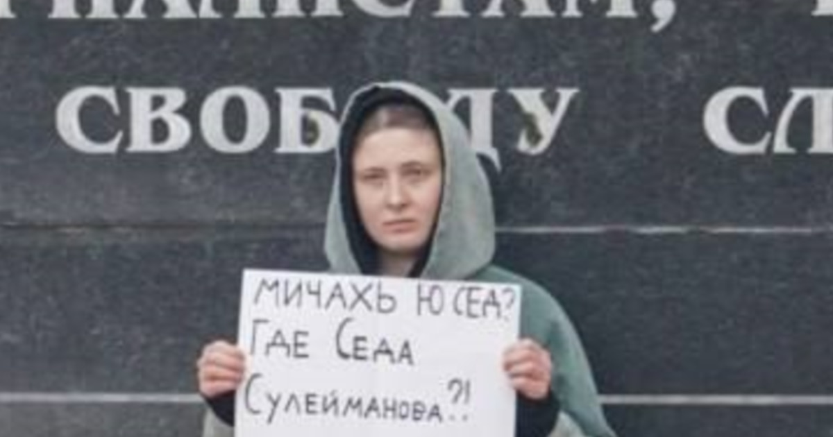 CurrentTimeTv's tweet card. В Петербурге полицейские задержали активистку Лену Патяеву – подругу похищенной чеченки Седы Сулеймановой. Об этом сообщает "Бумага". Она вышла на пикет с плакатом "Вы отдали ее на смерть. Живите с...