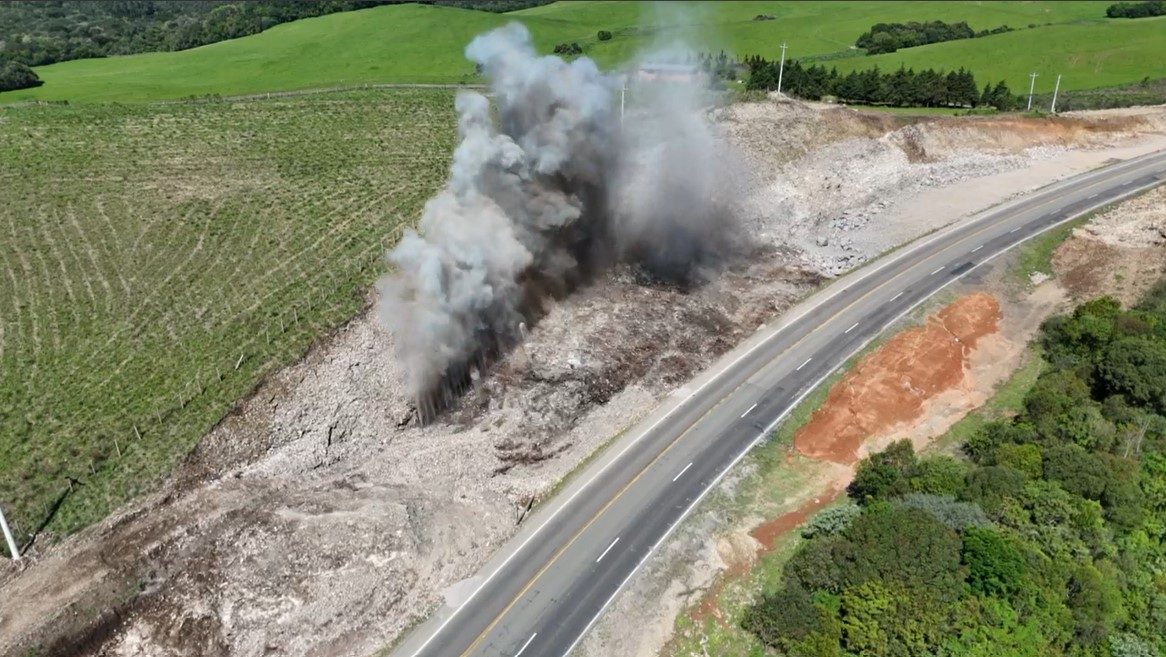 SOSESTRADAS's tweet card. Serviços serão realizados a partir das 14h, em pontos distintos; se chover, deverá ser reprogramado Usuários da rodovia BR-386 devem ficar atentos, nesta