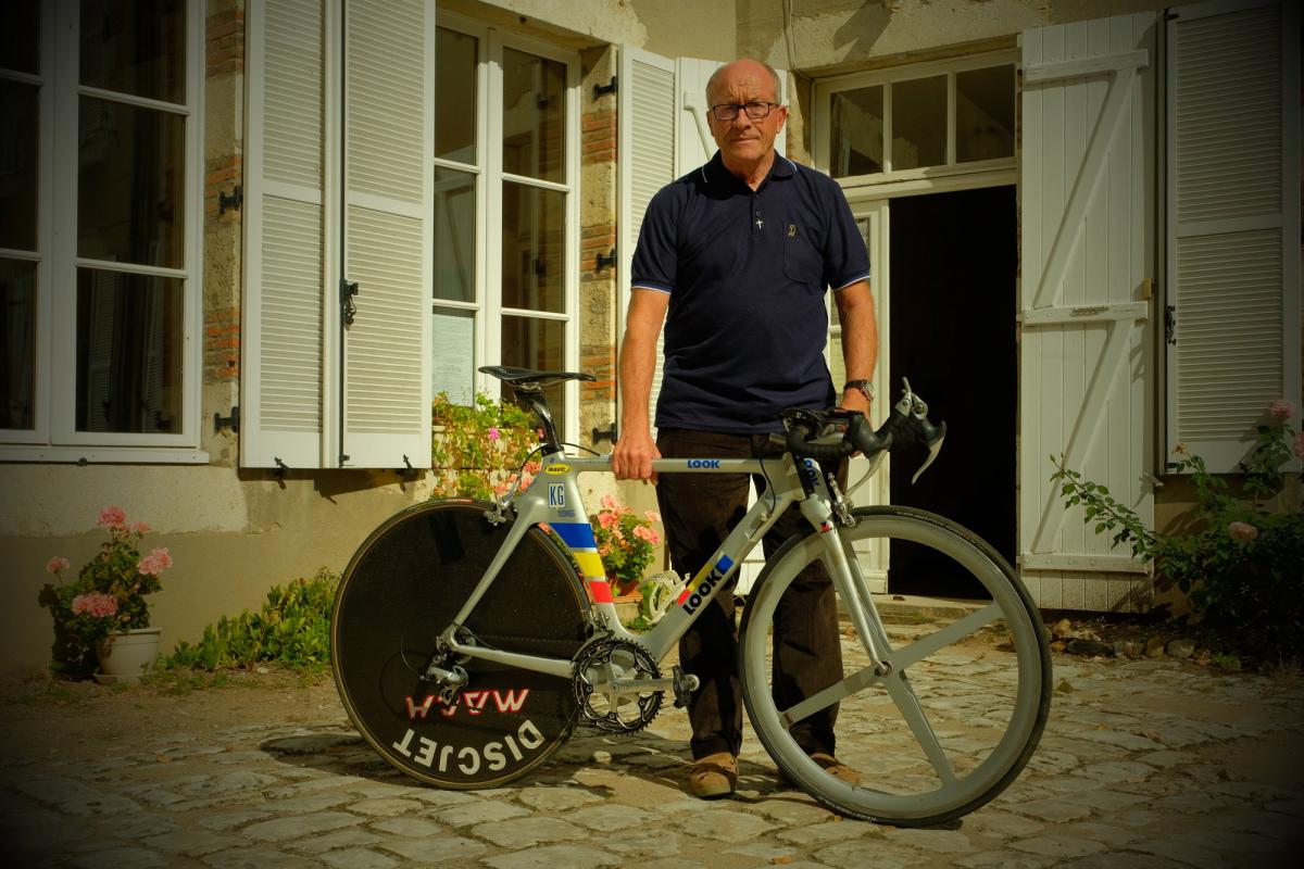 velomagazine's tweet card. Prêtre de Sully-sur-Loire, Robert Leroy est un cycliste passionné, et un authentique compétiteur. Ancien coureur de première catégorie, convaincu des affinités entre cyclisme et morale chrétienne, il...