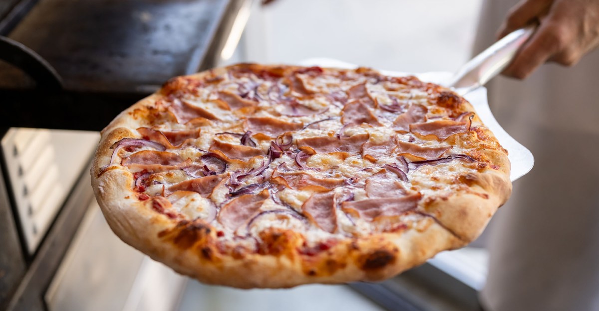 RuzovaDiana's tweet card. The aroma of freshly baked bread, bubbling cheese, and stewed tomatoes emanates from the Coop in Palms.