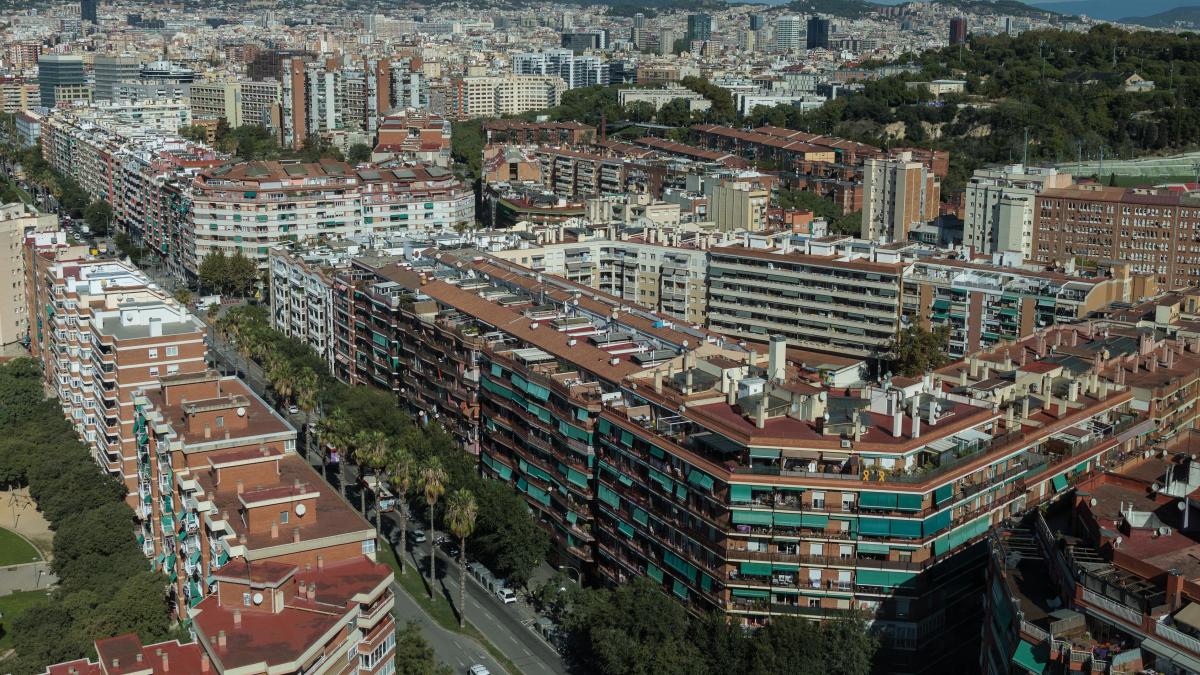 FernandoHValls's tweet card. El Govern y los Comunes activan mañana un grupo que analizará la posibilidad de restringir la adquisición a uso residencial