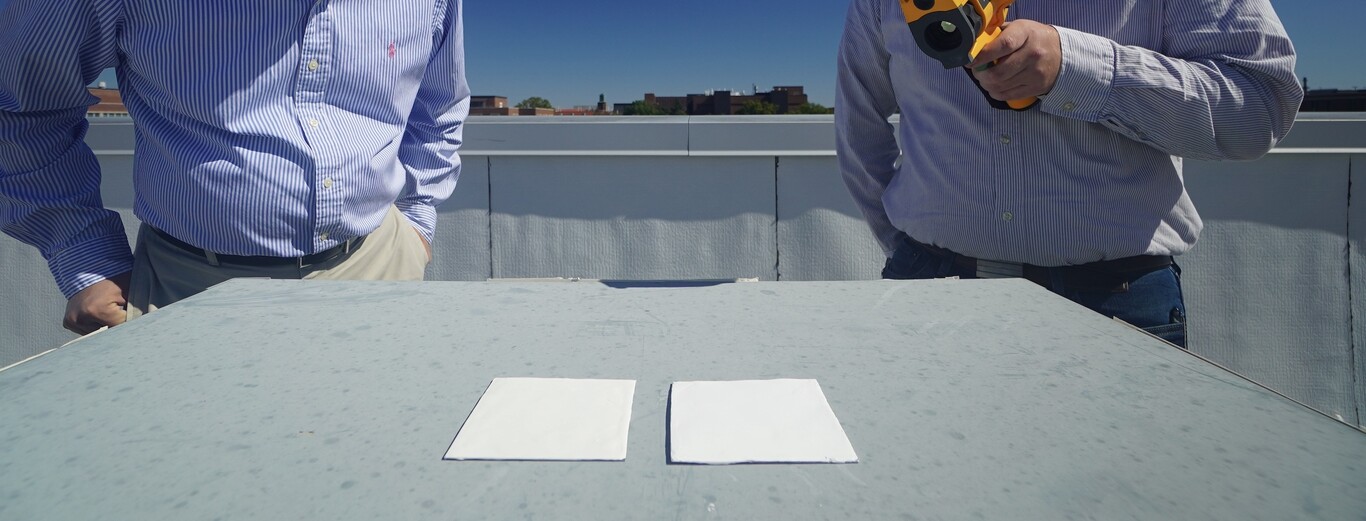 ideCOLOR's tweet card. Años atrás el Vantablack se coronó como el "negro más negro" de todos. una pintura especial que absorbía más luz que cualquiera. Ahora le ha salido...