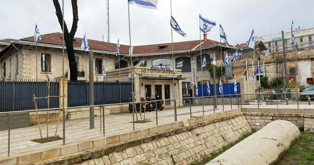 nirhasson's tweet card. הארץ