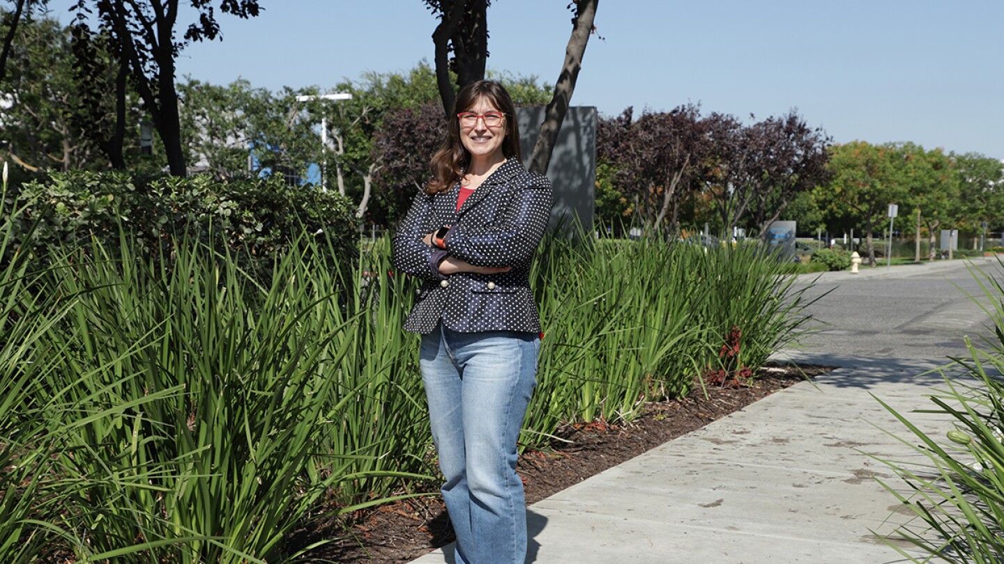 PhysicsToday's tweet card. Steluta Dinca puts solar shingles to the test