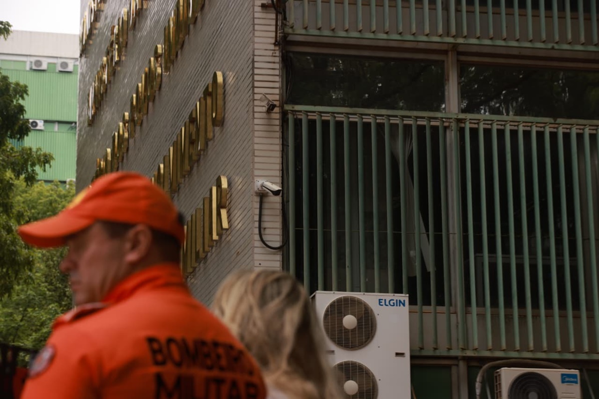 SamPancher's tweet card. Uma subestação de energia ao lado do Ministério da Igualdade Racial explodiu e 30 pessoas tiveram que ser socorridas