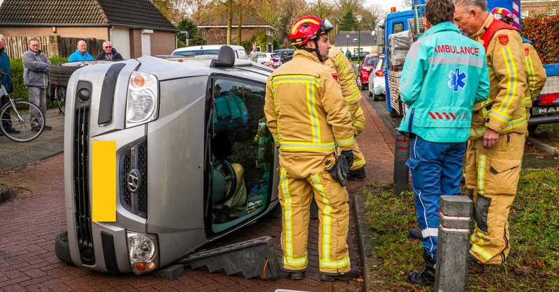 Oudere vrouw bevrijd uit auto na eenzijdig ongeval in Geldrop