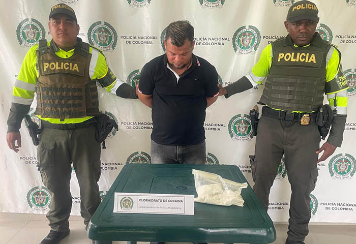 radiohoysm's tweet card. La Seccional de Tránsito y Transporte de la Policía Magdalena logró la captura de un sujeto de 38 años en la vía Plato – Pueblo Nuevo, a quien se le halló cocaína y dos celulares. Además presentaba...