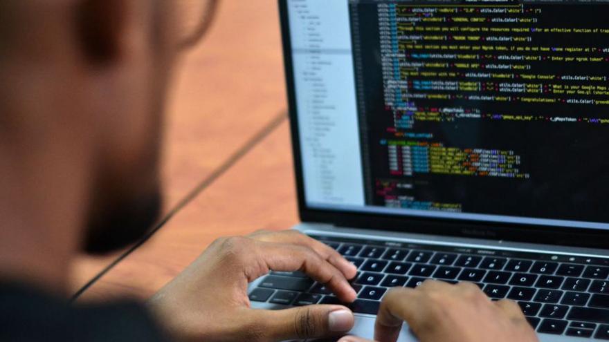 neoticasolution's tweet card. Los expertos advierten de que se trata de un peligro al alza para las entidades locales e instan a tomar medidas preventivas u “Es una nueva forma de terrorismo”, alerta una regidora