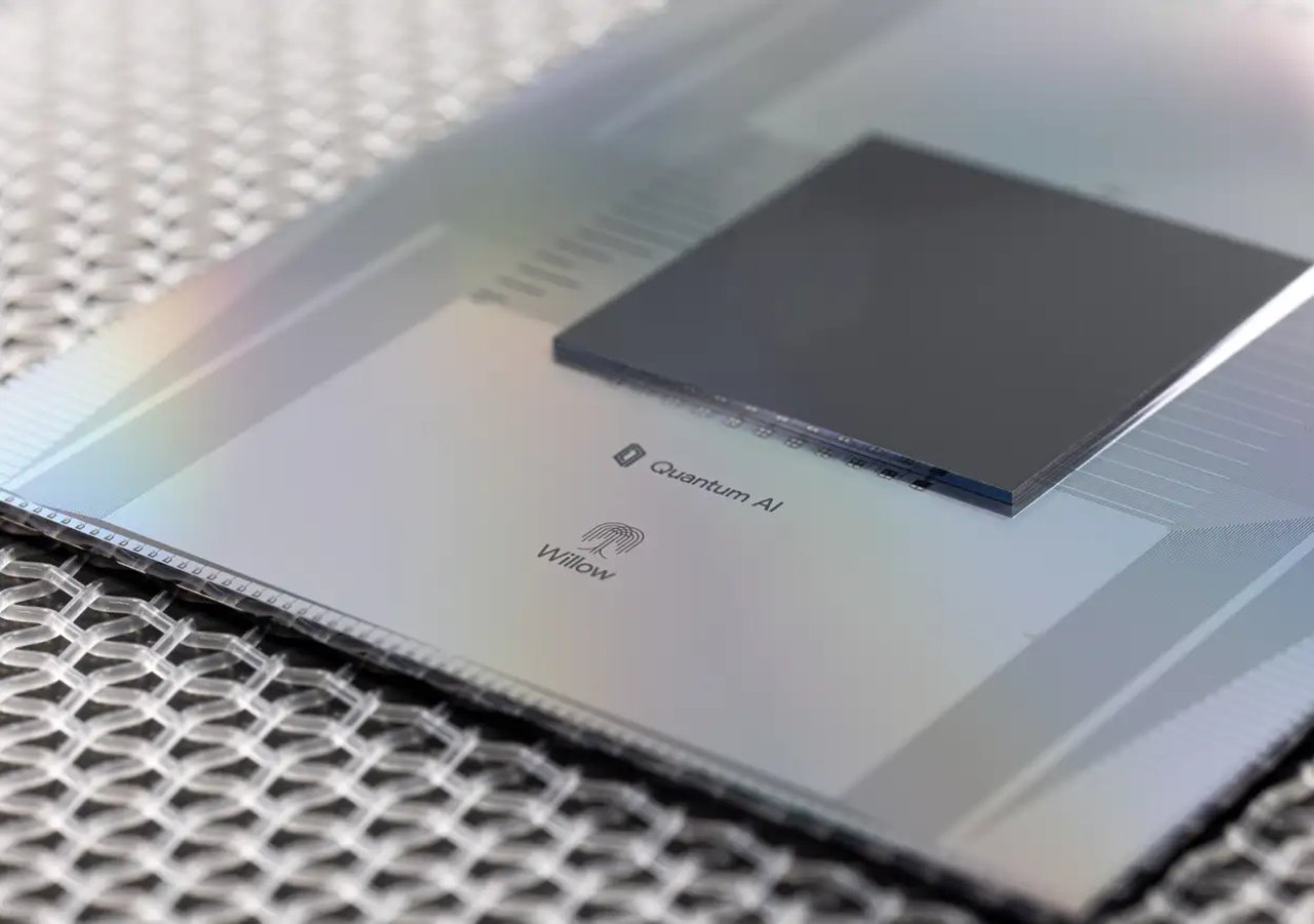 almeida_dril's tweet card. Google anunciou o lançamento do seu chip quântico que consegue resolver problemas e melhorar a computação quântica