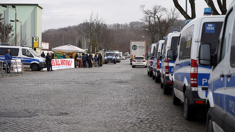 hashim_dee's tweet card. Sieben mutmaßliche Linksextremisten sind seit Dienstag am Oberlandesgericht Dresden angeklagt. Es geht um Mitgliedschaft in einer kriminellen Vereinigung und gewalttätige Angriffe. Zum Auftakt fanden...