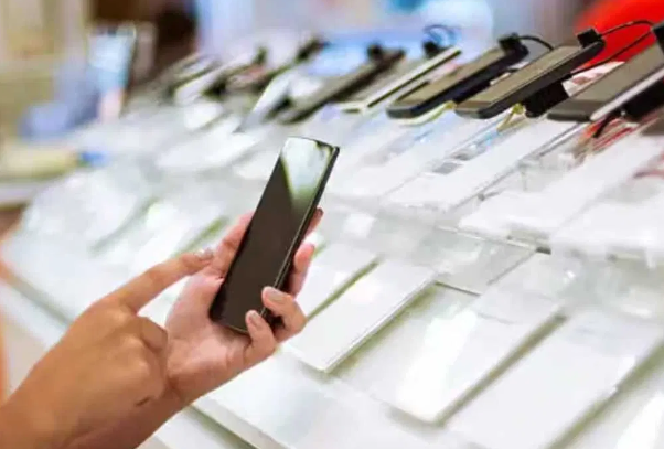 navasamajanews's tweet card. ಮುಂದಿನ ಕೆಲವು ವಾರಗಳೊಳಗೆ ಸ್ಮಾರ್ಟ್‌ಫೋನ್ (Smart Phone) ಮಾರುಕಟ್ಟೆ ಮತ್ತೊಮ್ಮೆ ದರ ಏರಿಕೆಯ (Price Hike) ಅಲೆ ಎದುರಿಸಲಿದೆ. ಪ್ರಮುಖ OEM‌ ಗಳು (Tech Tips)