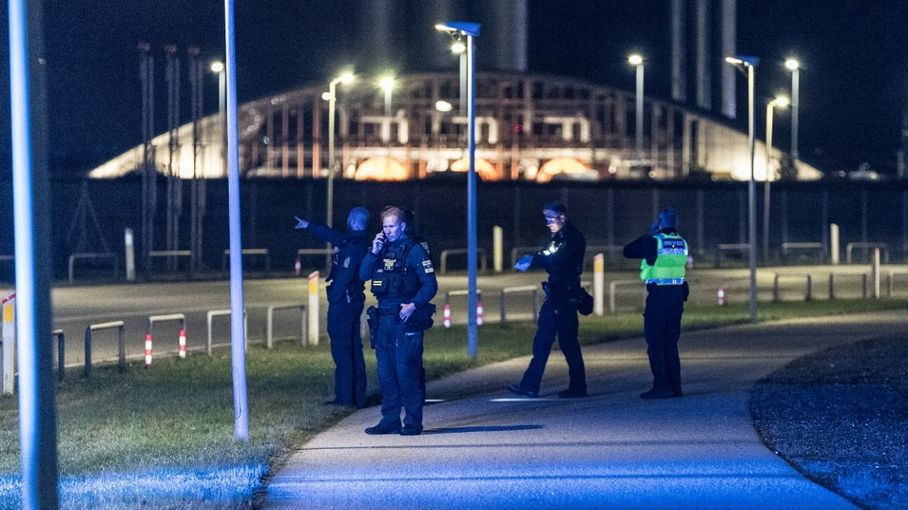 franceinfo's tweet card. Le trafic a repris dans les deux aéroports danois et norvégien, mardi matin, mais des retards et des annulations sont à prévoir. Des enquêtes ont été ouvertes.