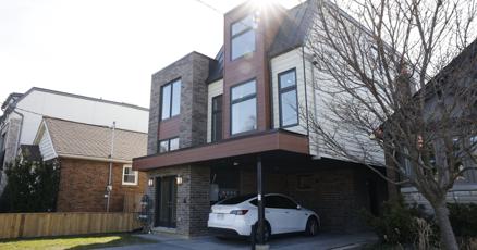 GreggLintern's tweet card. The city’s planning committee is being asked this week to approve allowing sixplexes into Toronto neighbourhoods, removing a four-unit cap.