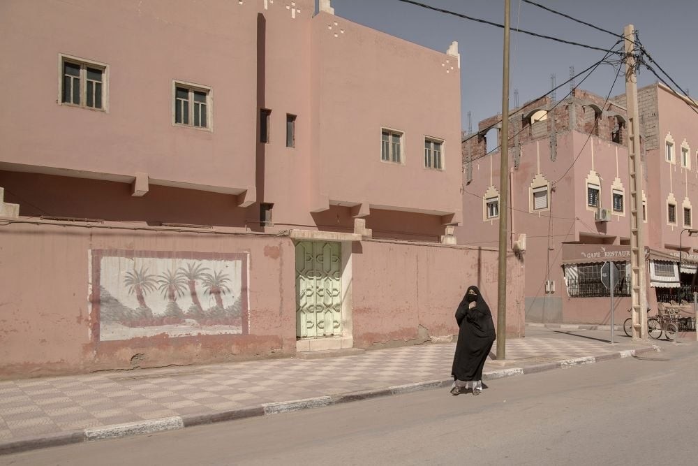 DomusWeb's tweet card. With Waiting for Palms, Peter Ydeen moves his photography from the streets of industrial America to the sandy architectures of Morocco and Egypt, opening a reflection on looking, stereotypes, and the...