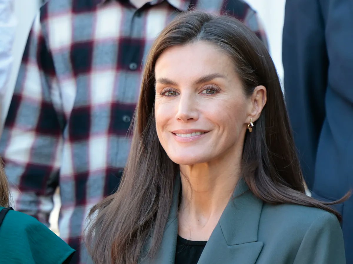 elmundoes's tweet card. La Reina Letizia ha recibido a una representación de la Asociación Española de Porfiria y a otra de code.org, y lo ha hecho con un detalle que homenajea a los afectados p