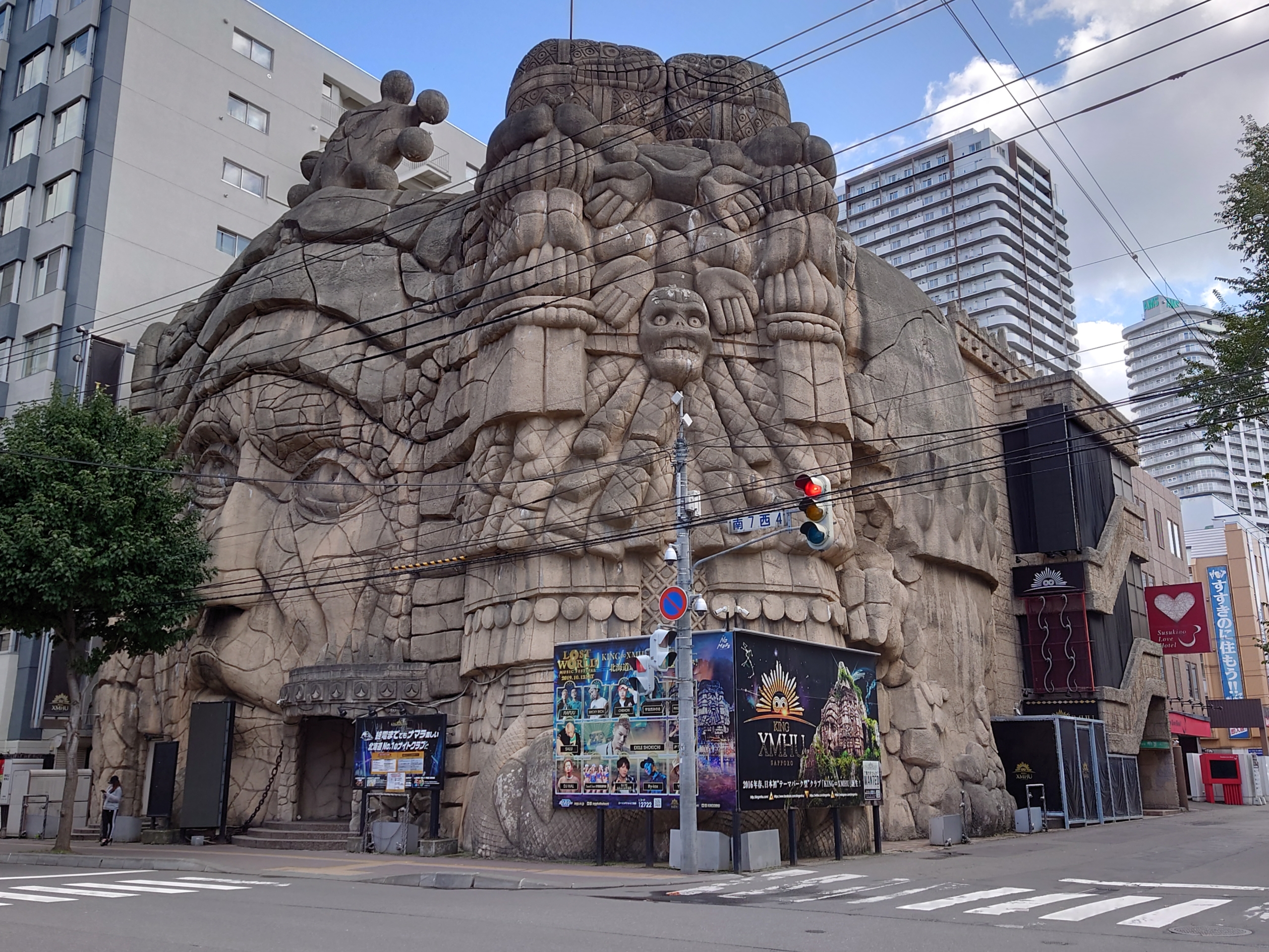 SapporoSokuho's tweet card. 南7条西4丁目の『KING∞XMHU（キングムー）』が2023年5月27日をもって閉店します。 キングムーは、古代南米の寺院をイメージしたようなナイトクラブです。1991年にディスコとしてオープンしましたが、バブル崩壊後の不況のあおりを受け