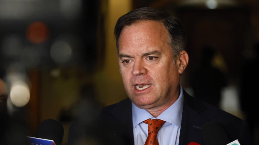 RobertoMerken's tweet card. De acuerdo con el senador, el suspendido conservador lo "ayudó con apoyo emocional y también con apoyo económico" para enfrentar enfermedad de su hijo.