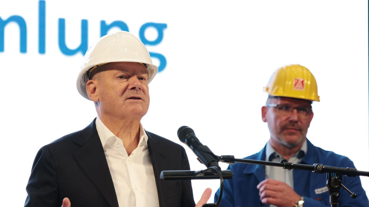 tagesschau's tweet card. Monatelang haben Beschäftigte um die Existenz der Papenburger Meyer Werft gebangt. Nach NDR-Informationen ist die Werft nun offenbar gerettet. Zu einer Betriebsversammlung wird auch Kanzler Scholz...