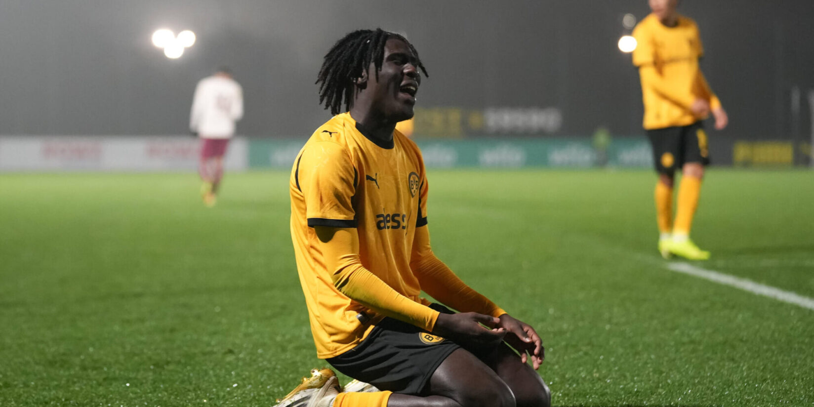 RNBVB's tweet card. Die BVB-U19 unterliegt in der Youth League nach einem späten Genickschlag gegen Villarreal. Das Überwintern gerät in Gefahr.