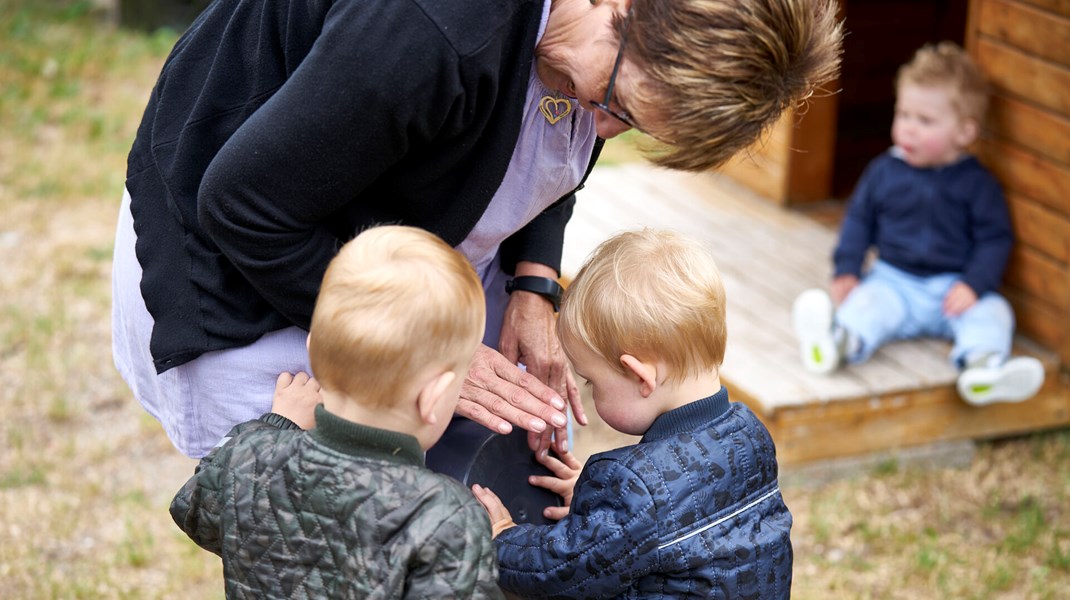 Andrrugh's tweet card. Medarbejderne på daginstitutioner skal have et rum til at udvikle deres pædagogiske praksis. Her peger pilen på forvaltningen, skriver Andreas Rasch-Christensen.