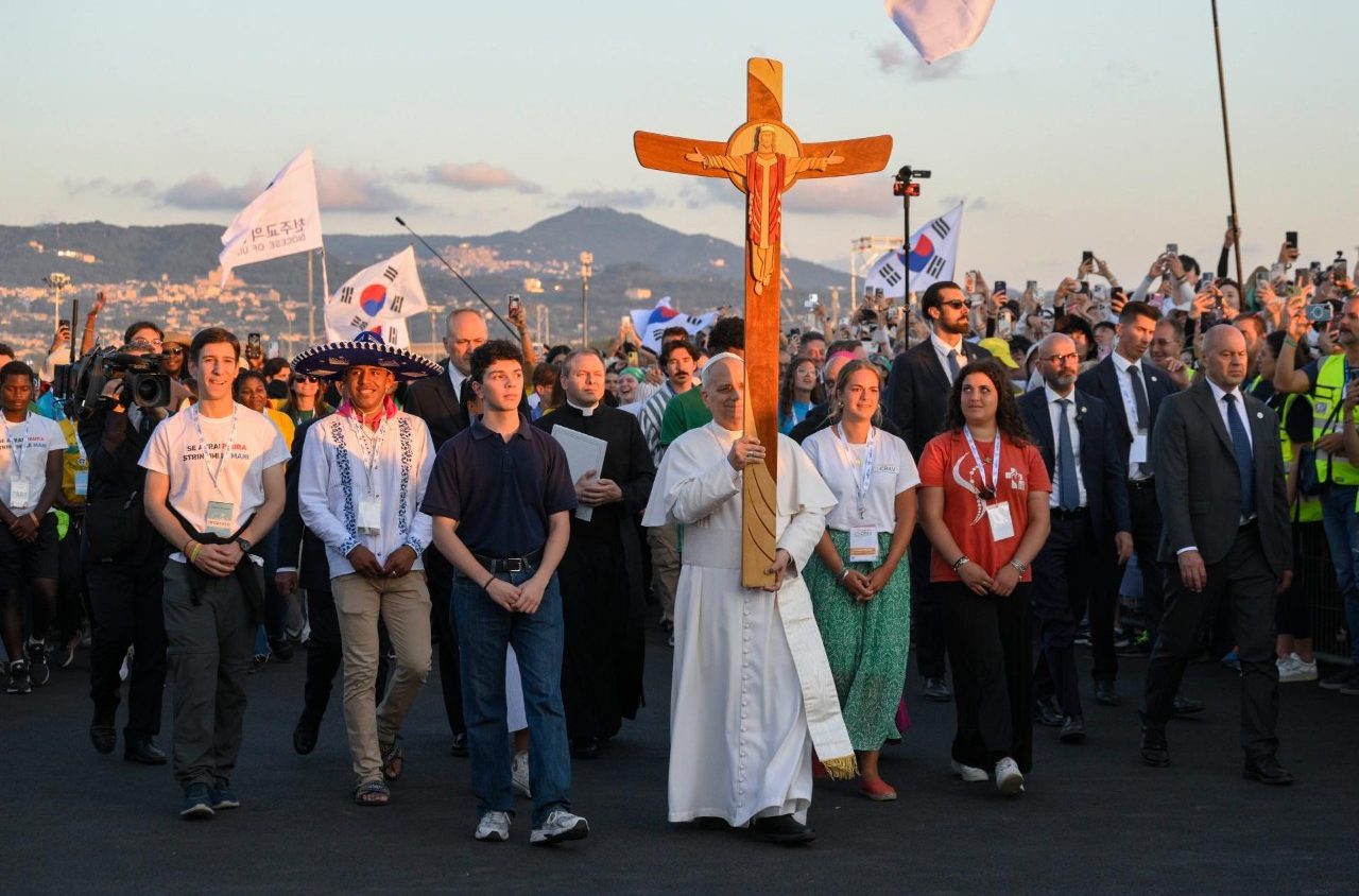 VaticanNews's tweet card. Andrea Monda, the Director of L'Osservatore Romano, reflects on the message of Pope Leo XIV at the Prayer Vigil for the Jubilee of Youth.
