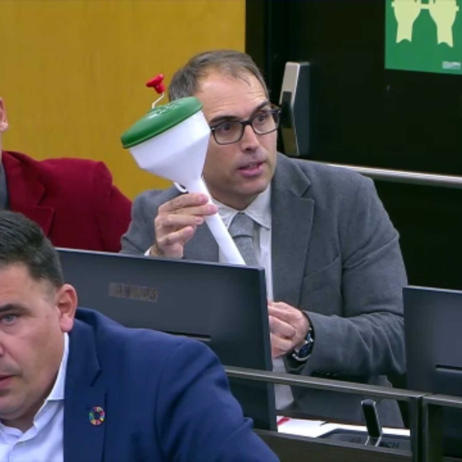 danielsenderos's tweet card. Los votos favorables de PSOE, ERC, Junts, Bildu, GM Podemos e IU Sumar, promotora de la PNL, han servido para que la Cámara reconozca la necesidad urgente de revisar el sistema de producción mediante...